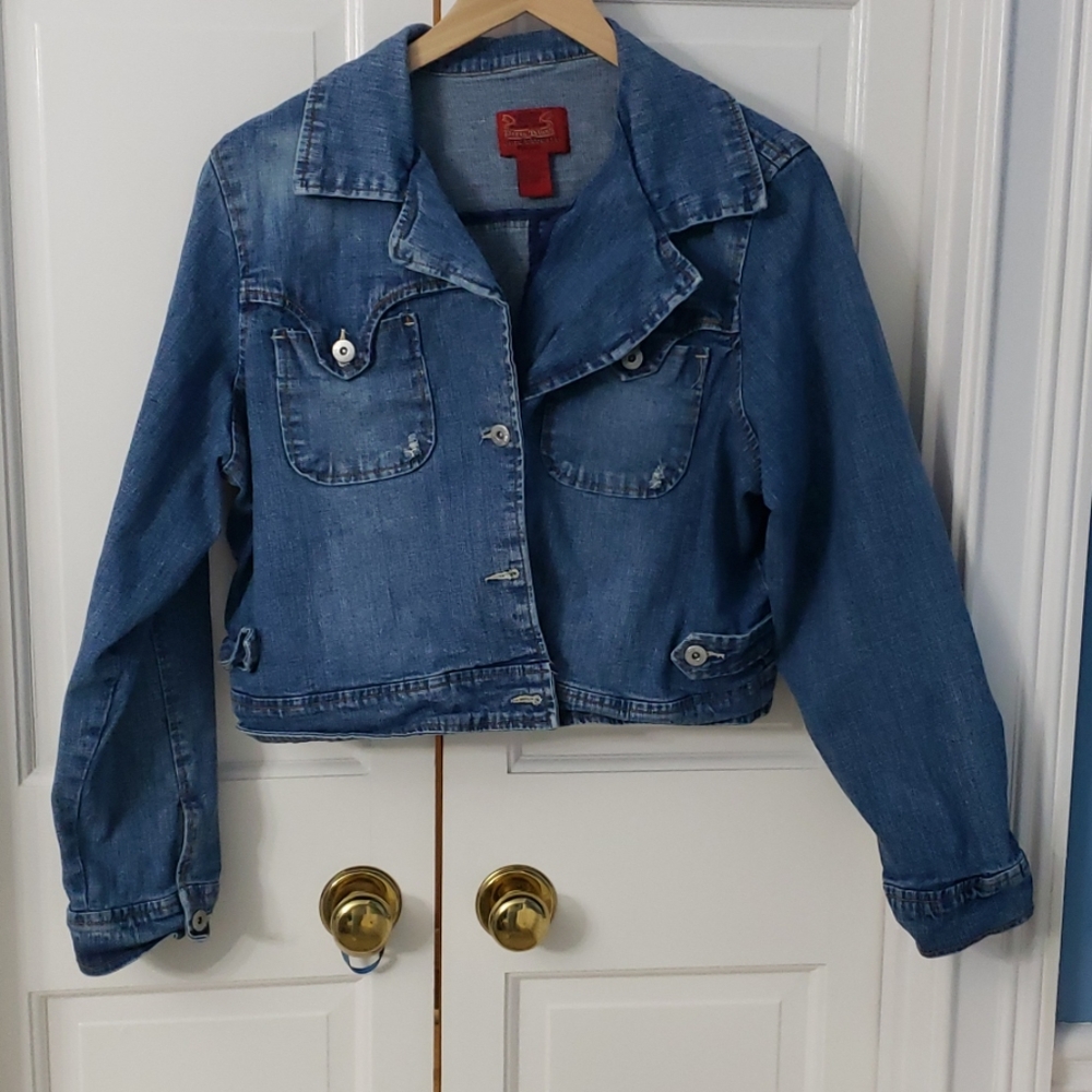Jean jacket (FITS LIKE AN L OR XL)